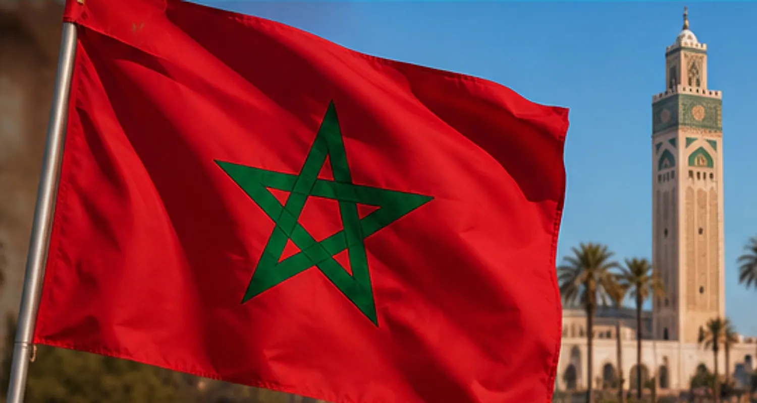 Drapeau marocain flottant devant la mosquée Hassan II