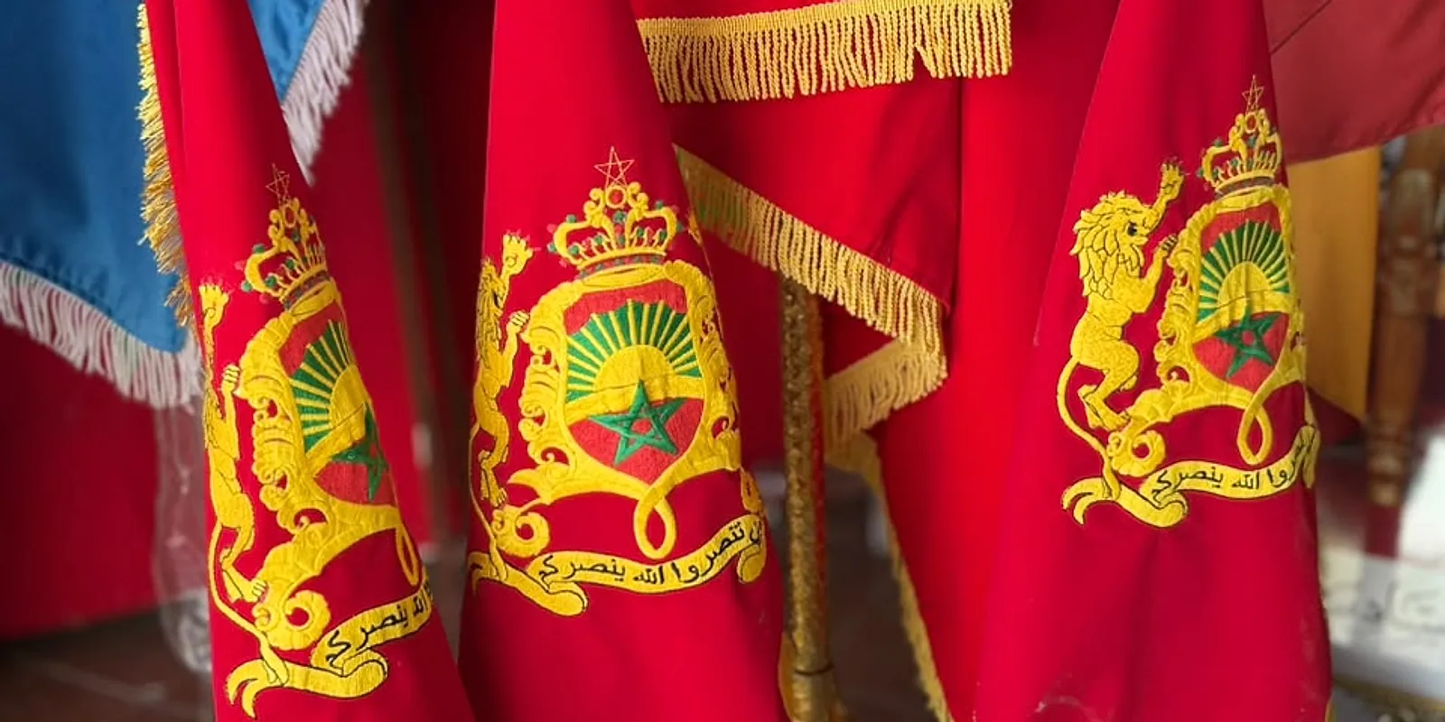 Fanions de bureau en velours brodés aux armoiries royales