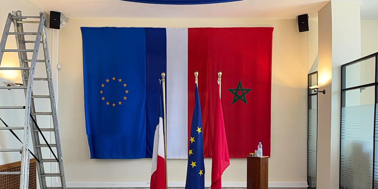 Pavoisement d'une salle de réception avec drapeaux Maroc, France et Union Européenne
